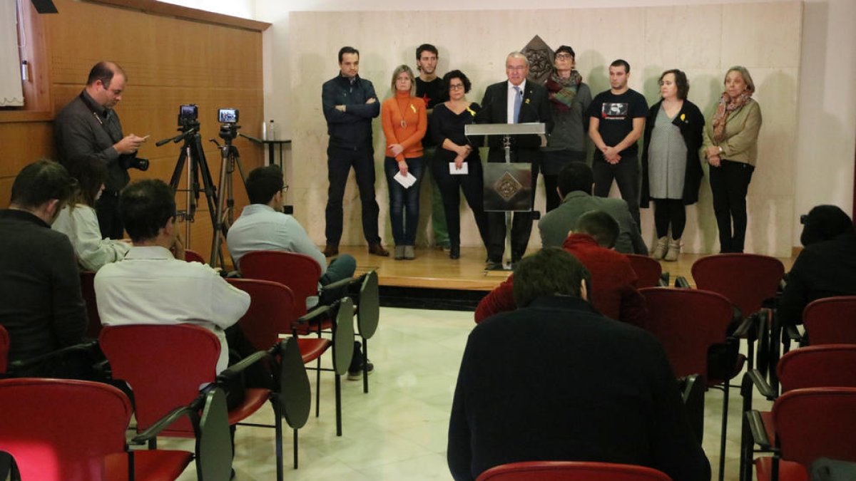 Pla obert de l'alcalde de Reus, Carles Pellicer, a l'atril, amb altres regidors del municipi davant de diversos periodistes durant la roda de premsa del 10 de novembre de 2017