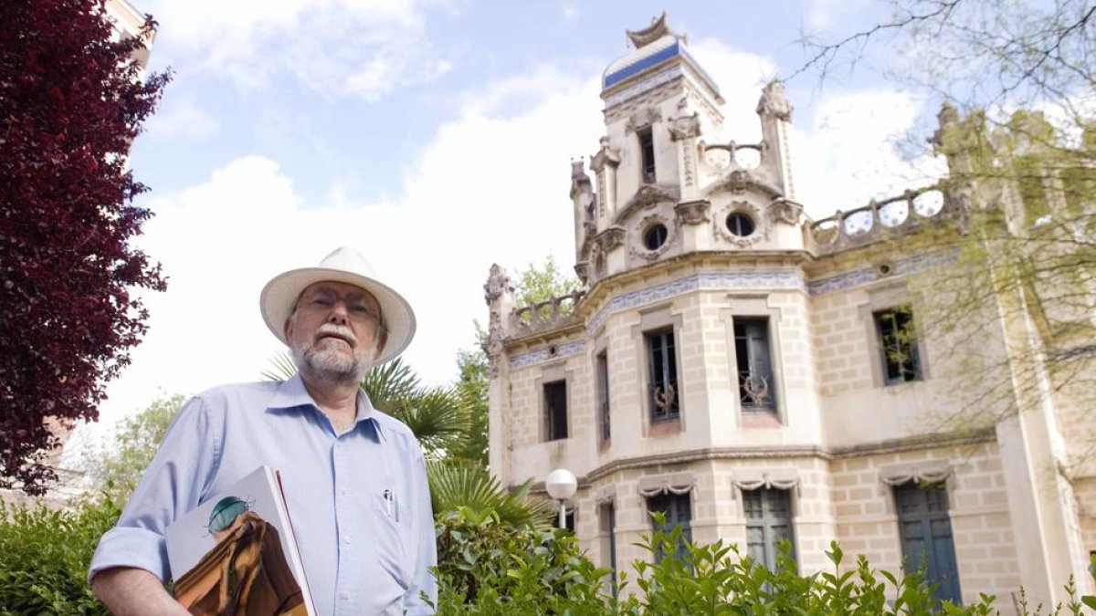 Buqueras, davant l'edifici modernista del Parc de la Ciutat.