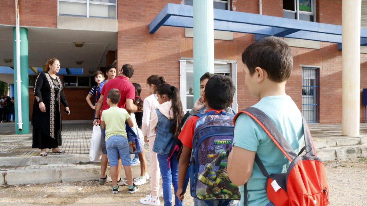 Pla obert d'un grup d'alumnes fent una filera davant del seu professor a l'institut-escola Mediterrani de Tarragona, el 12 de setembre del 2017