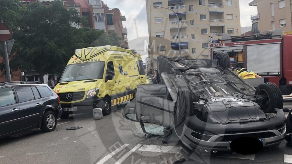 Imatge del vehicle que ha quedat bolcat després de xocar contra un altre turisme al Vendrell.