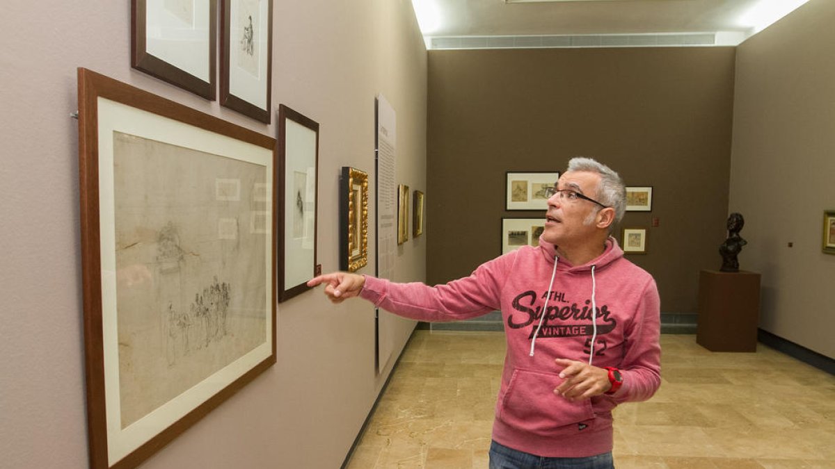 El director del Museu de Reus, amb una peça de Marià Fortuny.