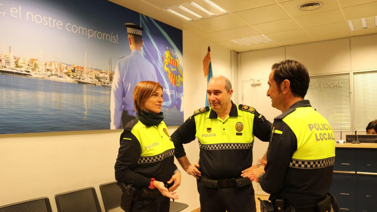 Los dos agentes escolares conversando con el jefe de la Policía Local.