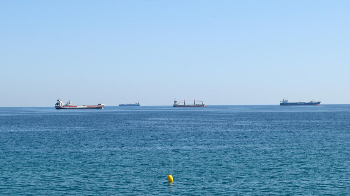 Cuatro barcos de mercancías delante de las costas de Tarragona este miércoles.