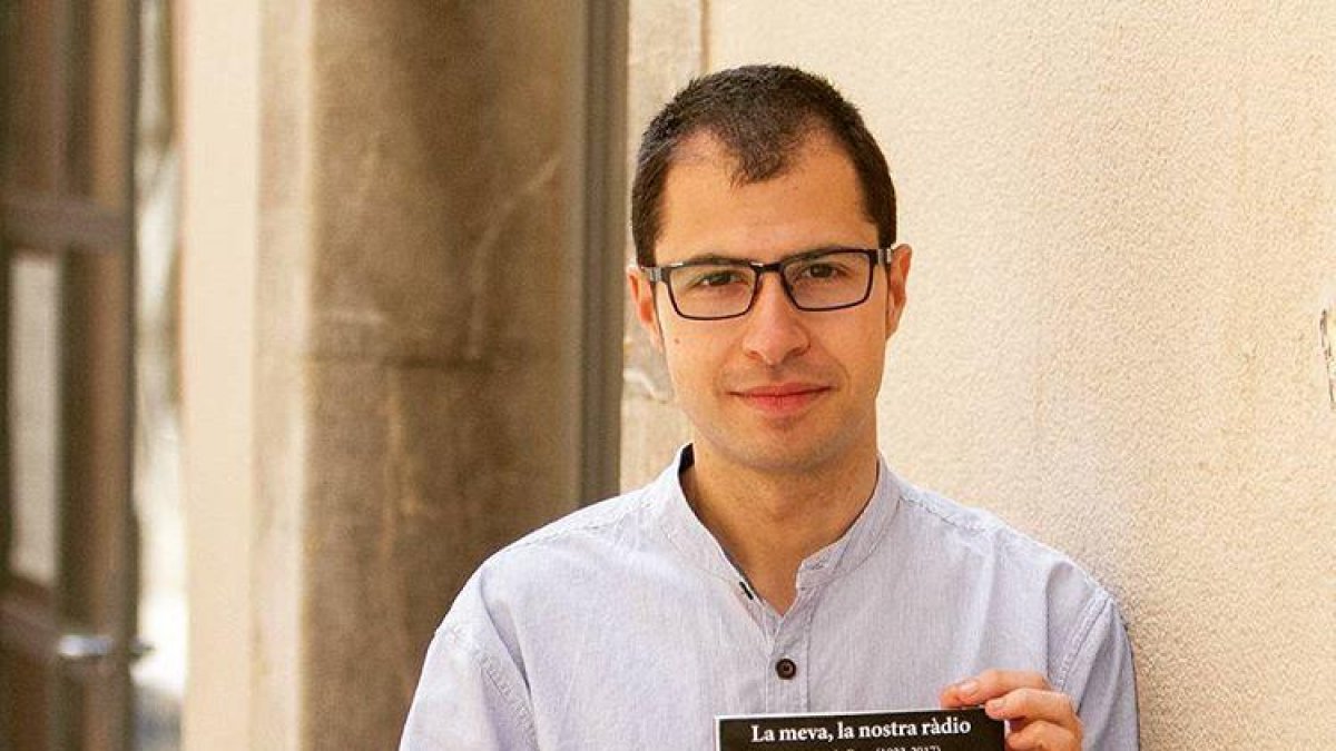 El periodista Albert Sunyol con el libro que acaba de publicar.