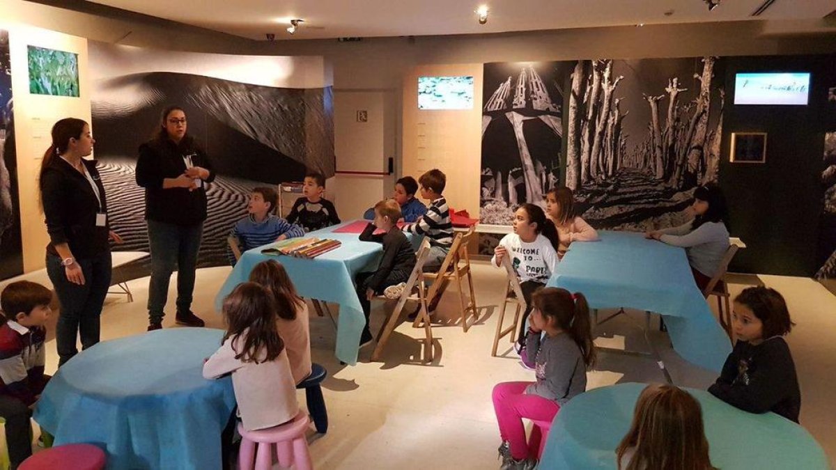 Els nens i nenes realitzen tallers infantils i manualitats relacionades amb l'època nadalenca, la figura d'Antoni Gaudí i el Modernisme.