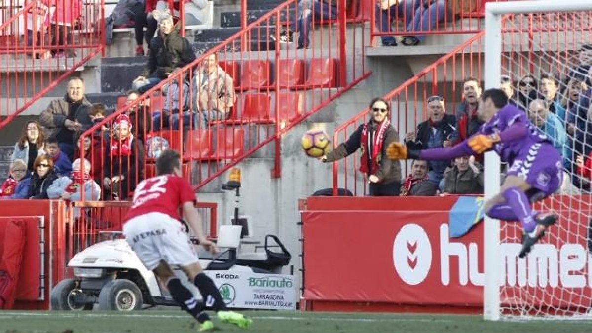 Barreiro remata a portería en la última visita del Tenerife al Nou Estadi.