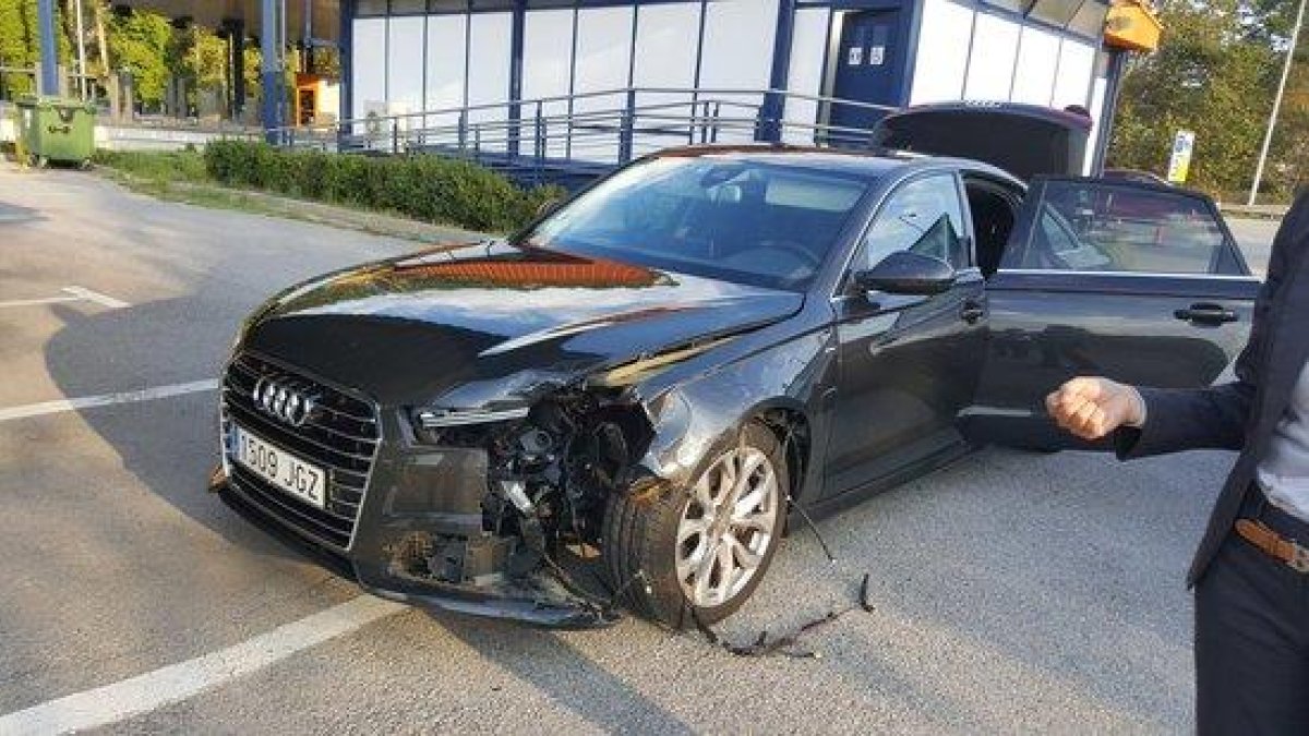 Imatge de com ha quedat la part frontal del cotxe oficial del president de la Generalitat després de rebre l'impacte d'una roda de camió.
