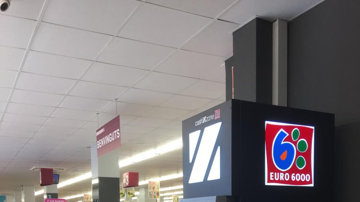 Imatge d'un dels caixer de la companyia instal·lat a l'interior d'un supermercat.