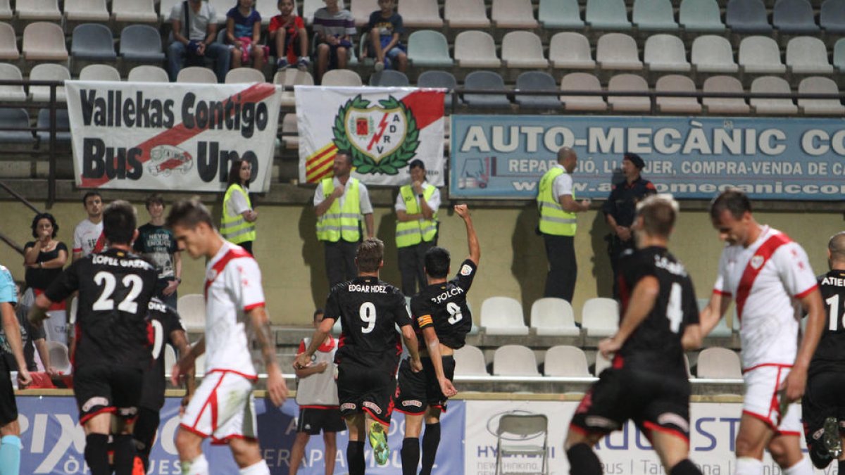 El capità del conjunt reusenc, Ramon Folch, celebra l'1-0 contra el Rayo Vallecano.