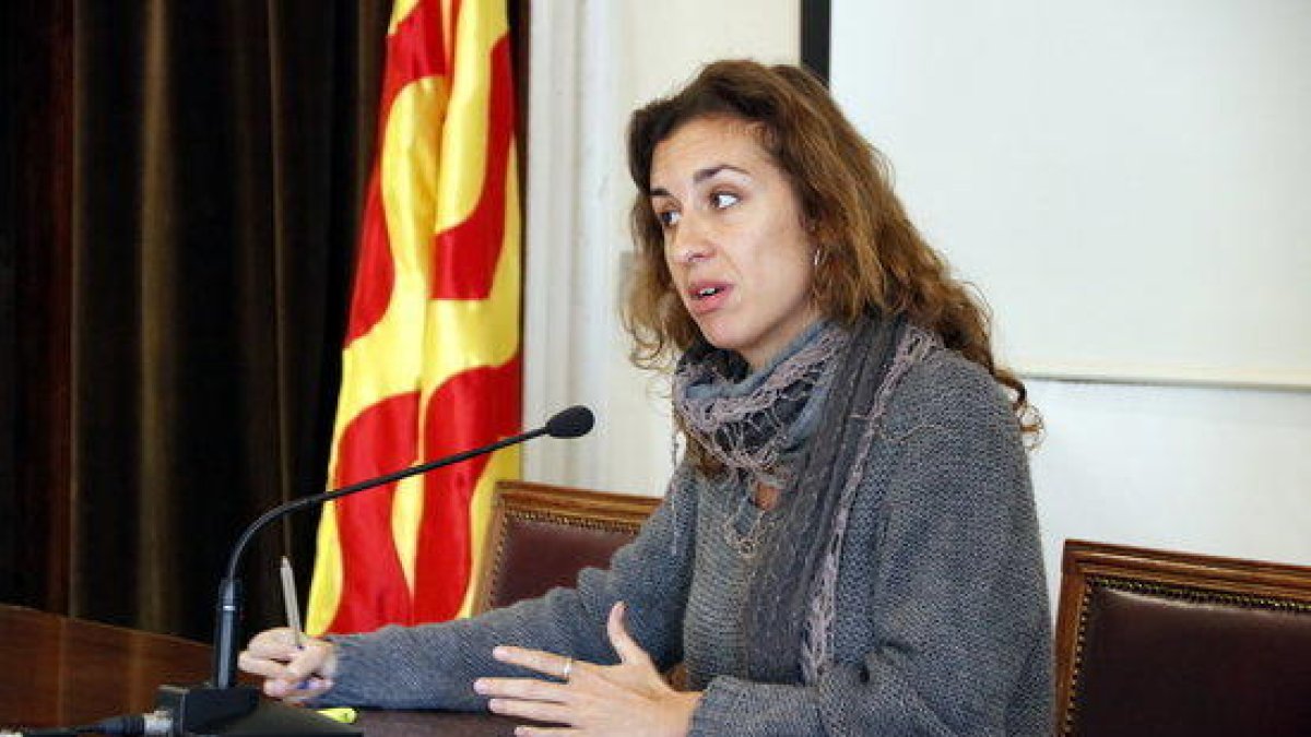 La portavoz de la CUP en Tarragona, Laia Estrada, en la rueda de prensa en el Ayuntamiento de este jueves.