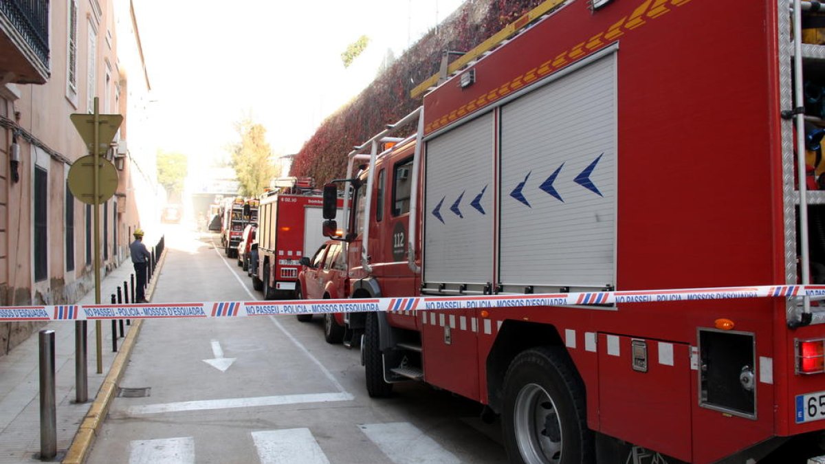 Imagen de archivo de varios camiones de bomberos en una calle.