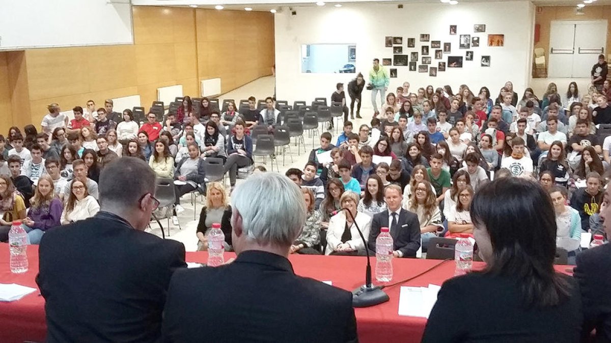 Mesa redonda con representantes tarraconenses y alemanes.