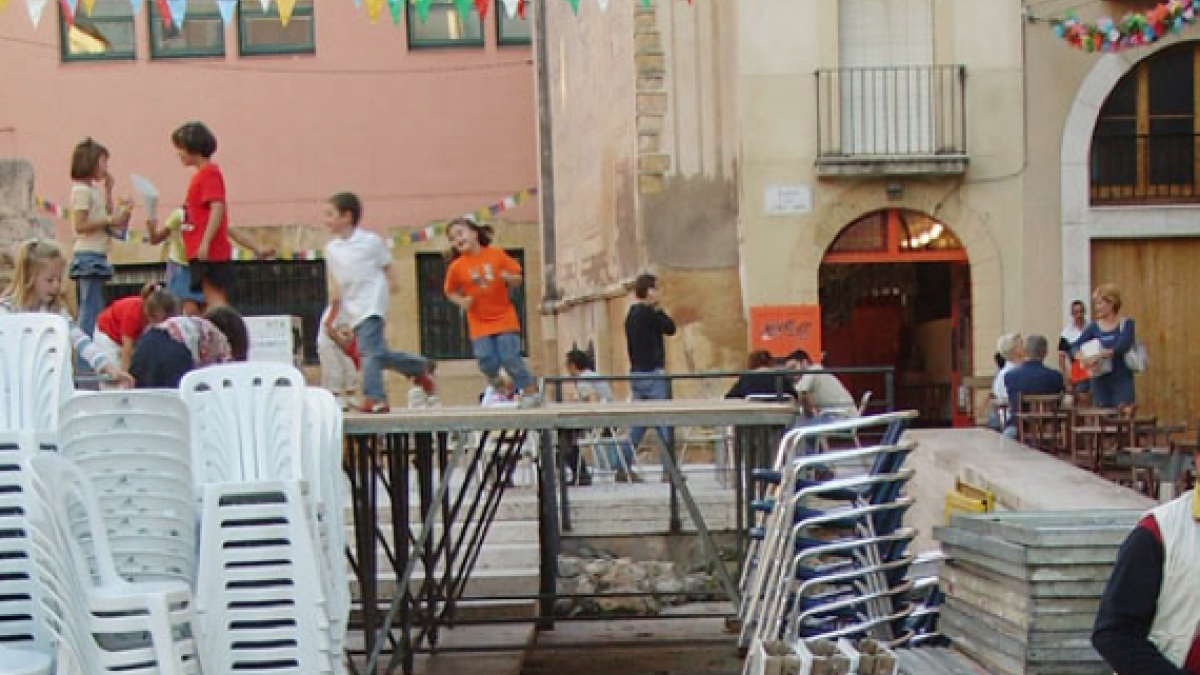 Els escenaris que es col·loquen a la plaça del Fòrum.