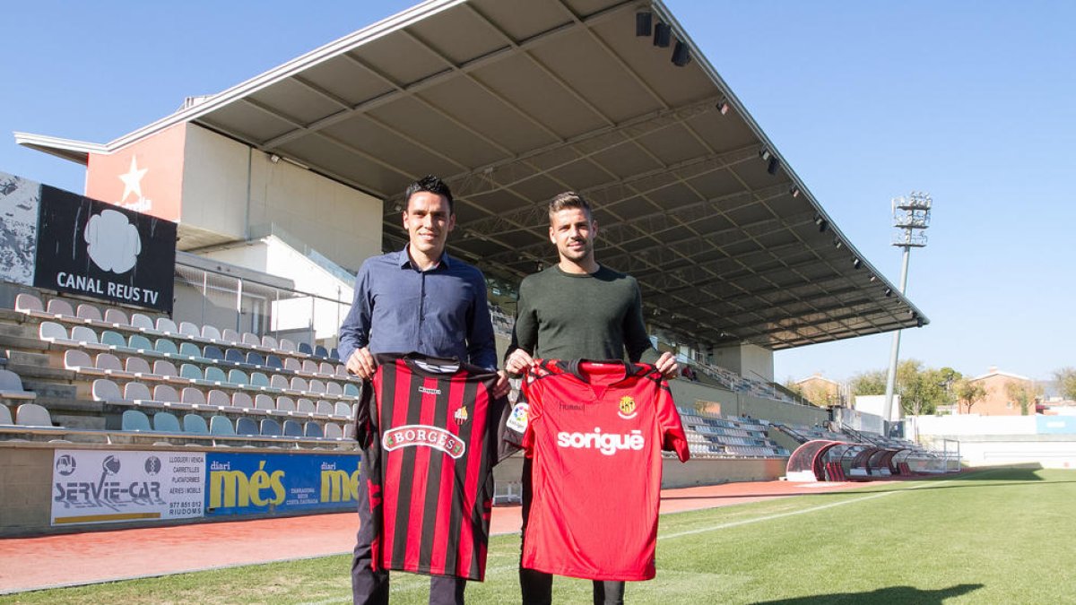 Ramon Folch, que luce galones en el vestuario rojinegro, y Xavi Molina, representando del bando Tarragona, se citaron ayer en el Estadi.