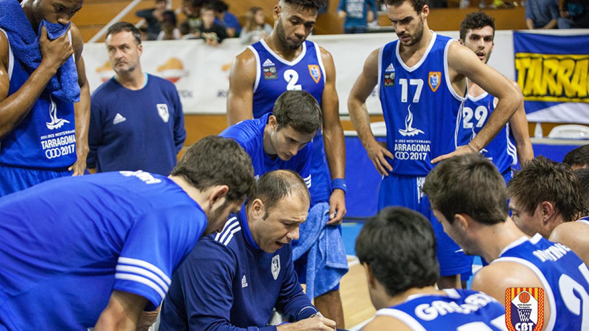 Berni Álvarez da instrucciones a sus jugadores durante un tiempo muerto.