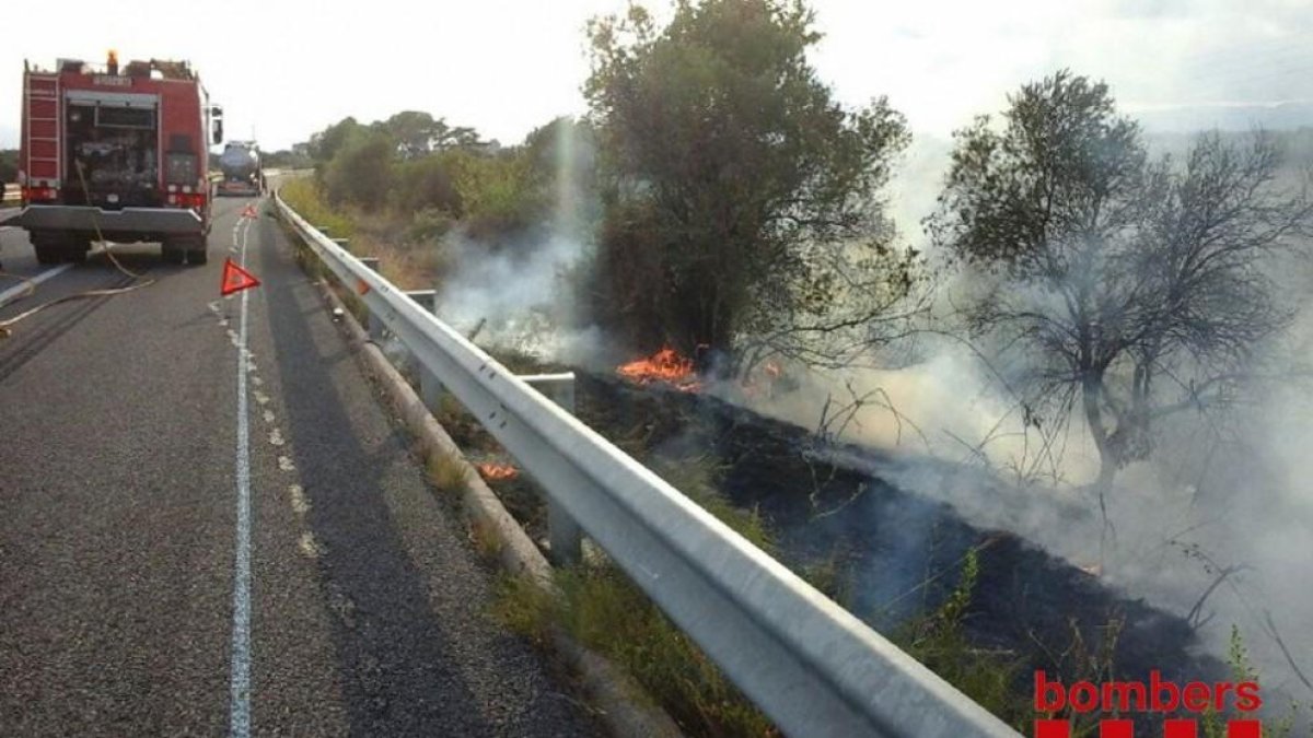 Un incendi en una roda de camió provoca un incendi de vegetació