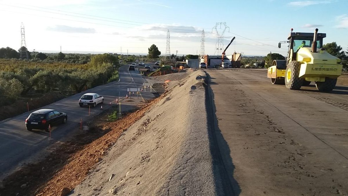 Imatge dels treballs de condicionament que s'estan realitzant en la carretera T-704 entre Reus i Maspujols.