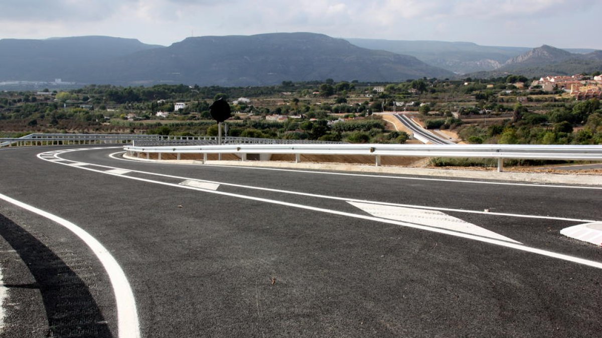 Aquesta variant de Valls, executada per la Generalitat, fa uns 800 metres de longitud, amb dos carrils de 3,5 metres d'amplada i discorre per damunt d'un torrent, que salva amb un pont, en una imatge del 17 d'octubre del 2016