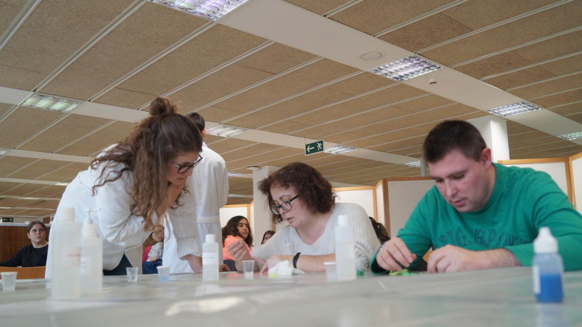 Els alumnes del centre descobrint propietats químiques.