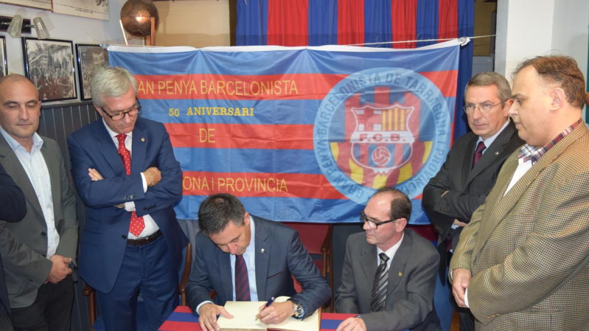 Bartomeu, signant el llibre d'honor.