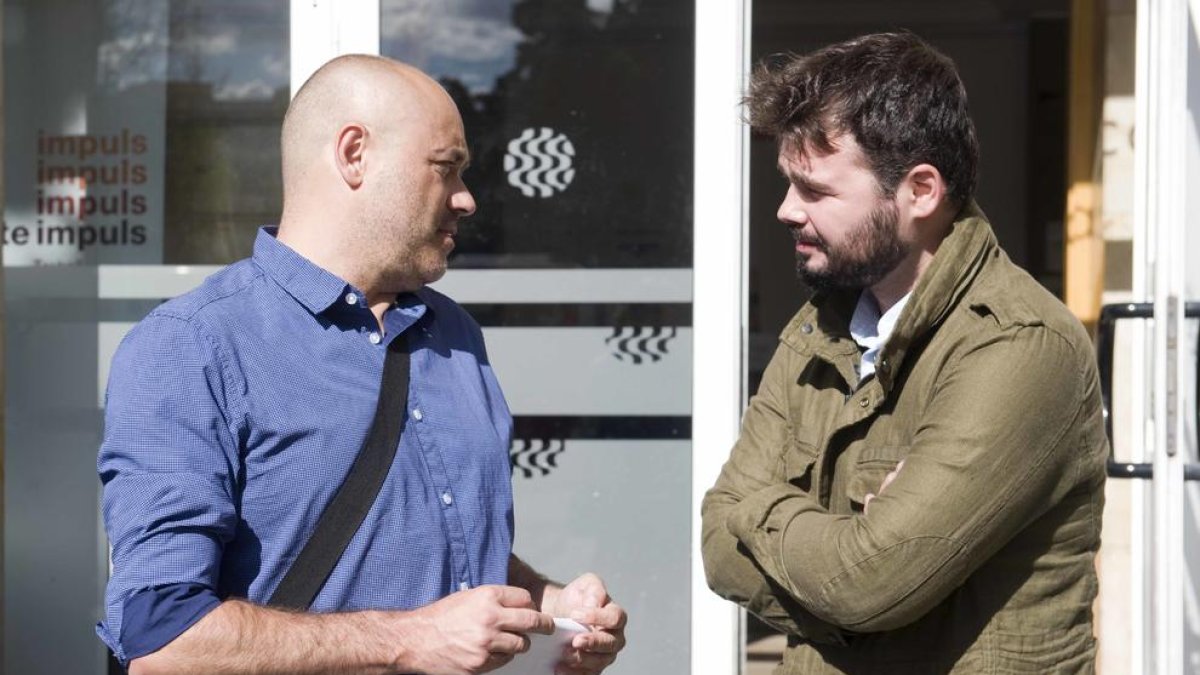 Los candidatos Jordi Salvador y Manel Rufián, justo antes de empezar la reunión con la PAH.