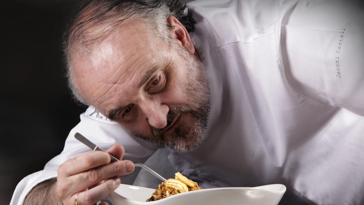 Jeroni Castells prepara a uno de los 'trampantojos' que han hecho famoso su restaurante