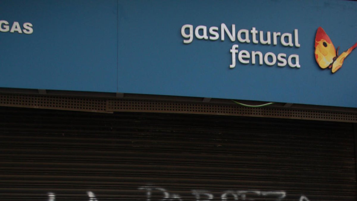 El local de Gas Natural en Reus con varias pintadas.