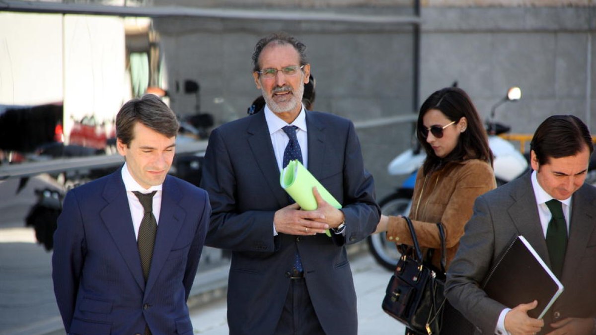 Carlos Barat, director general d'Escal UGS, en el centro de la imagen, acompañado de algunos abogados, saliendo de declarar, con una carpeta de papeles en las manos, de los juzgados de Vinaròs. Imagen del 31 de mayo de 2016