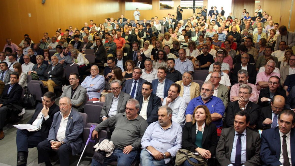 Imatge general del públic assistent, unes 200 persones, a l'aula magna de la URV a Tarragona durant l'acte públic 'Ens hi juguem el futur. Sí al futur de les empreses i dels treballadors i treballadores de Tarragona', el 31 de maig de 2016