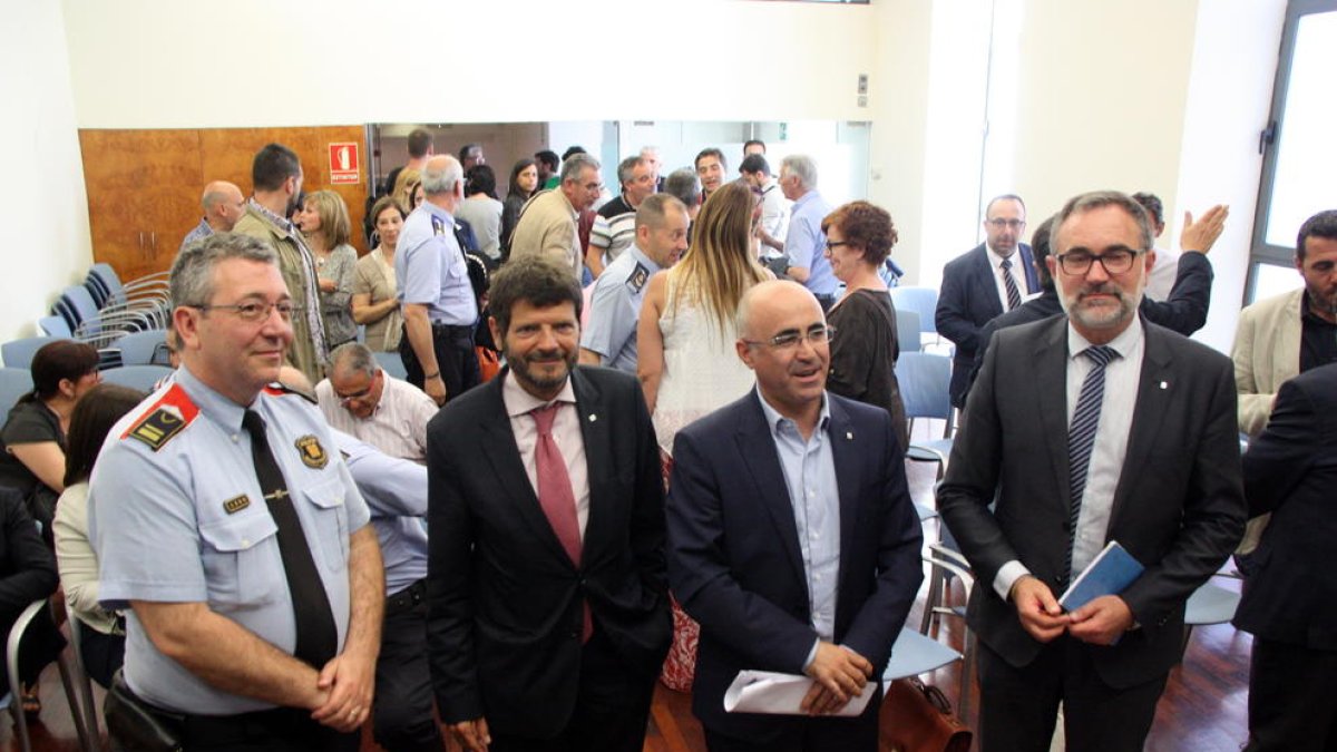 El jefe de la región policial del Camp de Tarragona, el intendente Jaume Giné; el director general de la Policía, Albert Batlle; el delegado del Gobierno, Òscar Peris, y el director de Interior, Juan Carlos de la Monja.