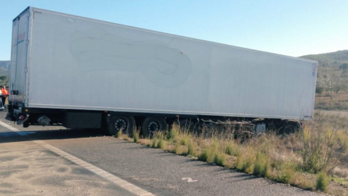 Antes de volcar, el camión ha chocado contra la mediana del centro de la autopista.