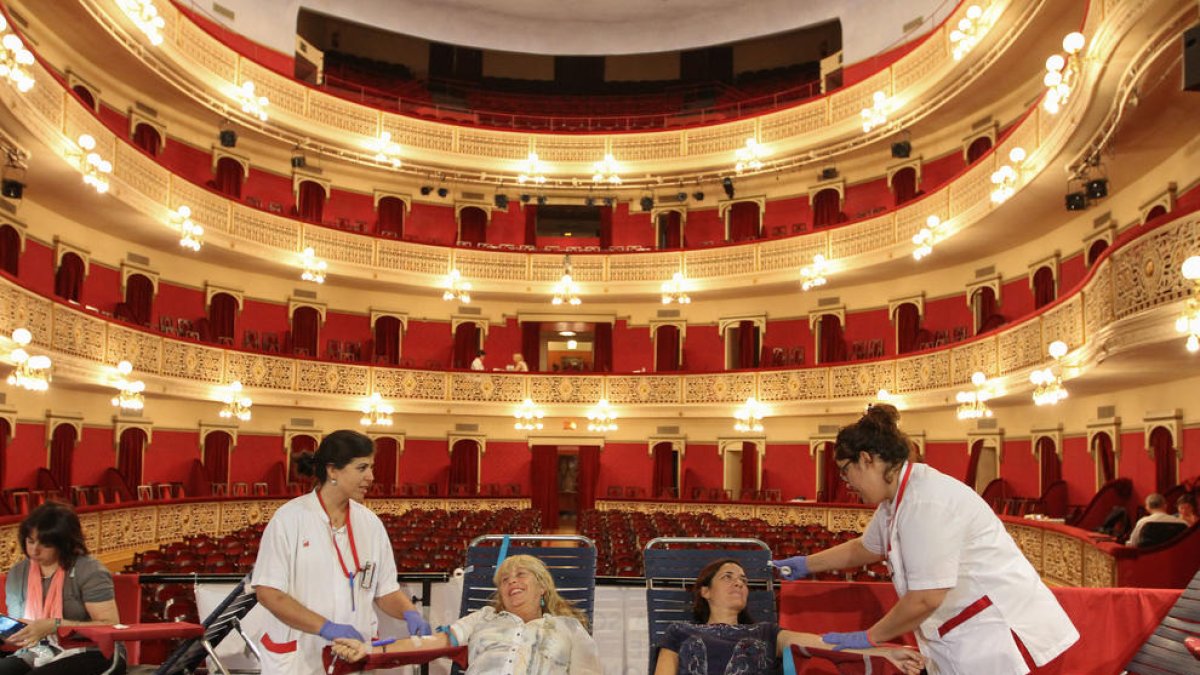 Diversos donants de sang ahir al Teatre Fortuny.