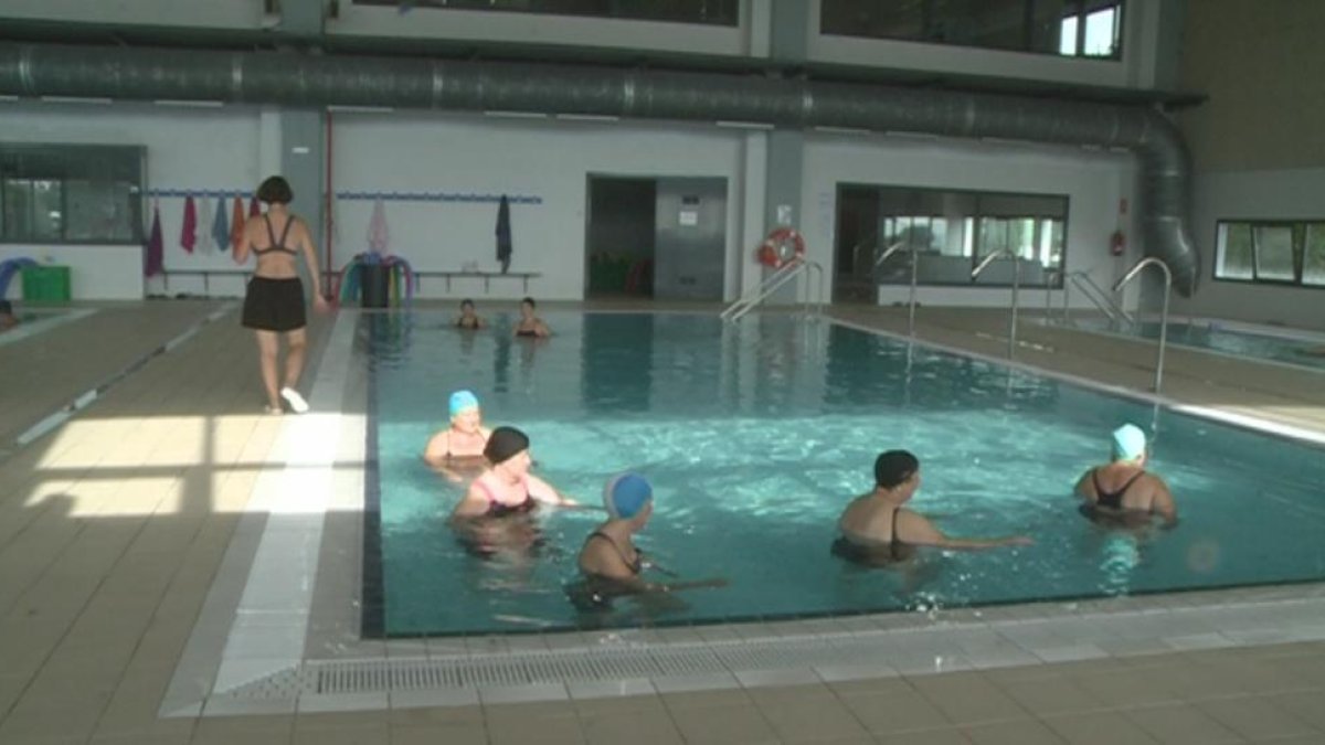 Sessions de fisioteràpia aquàtica a la piscina municipal de l'Hospitalet de l'Infant
