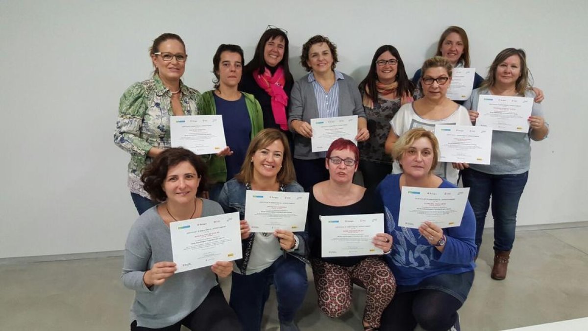 Foto de grup de les participants en la tercera edició del projecte 'Cap a la feina en femení'.