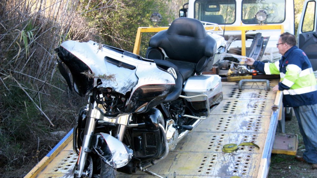 Detall de la motocicleta accidentada carregada a la grua