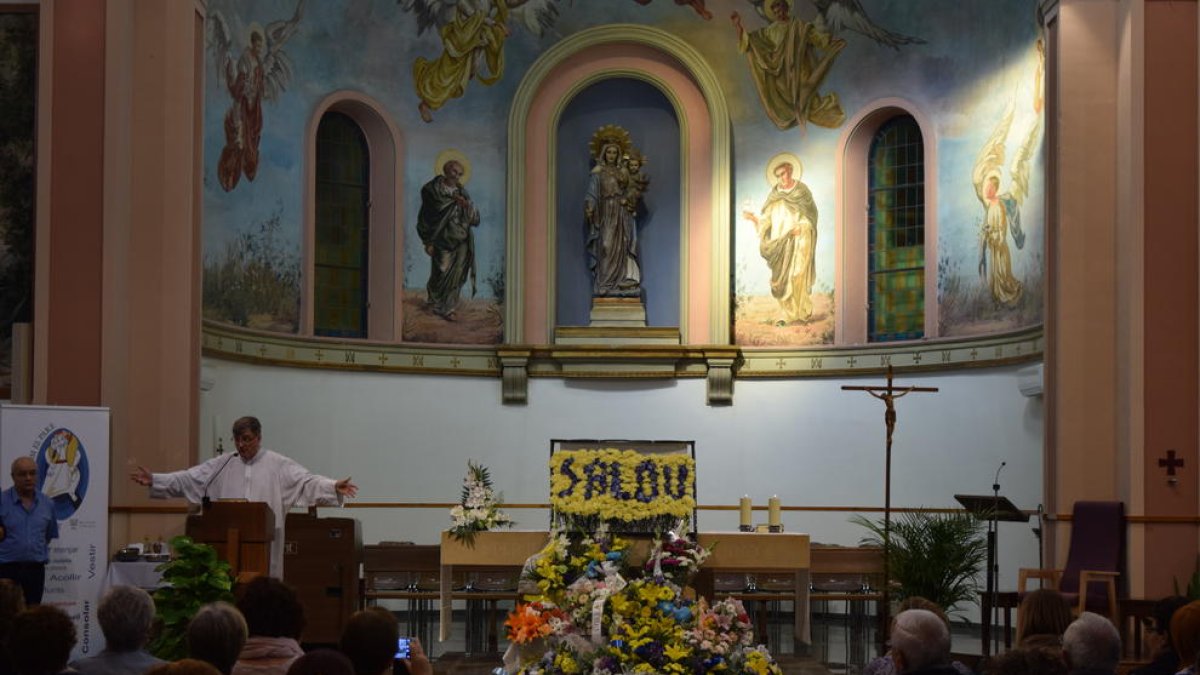 Salouenses y entidades han participado en la ofrenda floral