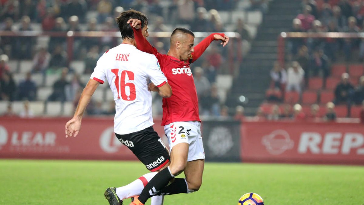 Sergio Tejera és objecte d'una falta per part d'un rival. L'àrbitre no en va assenyalar moltes, i els jugadors del Nàstic es van enfadar.