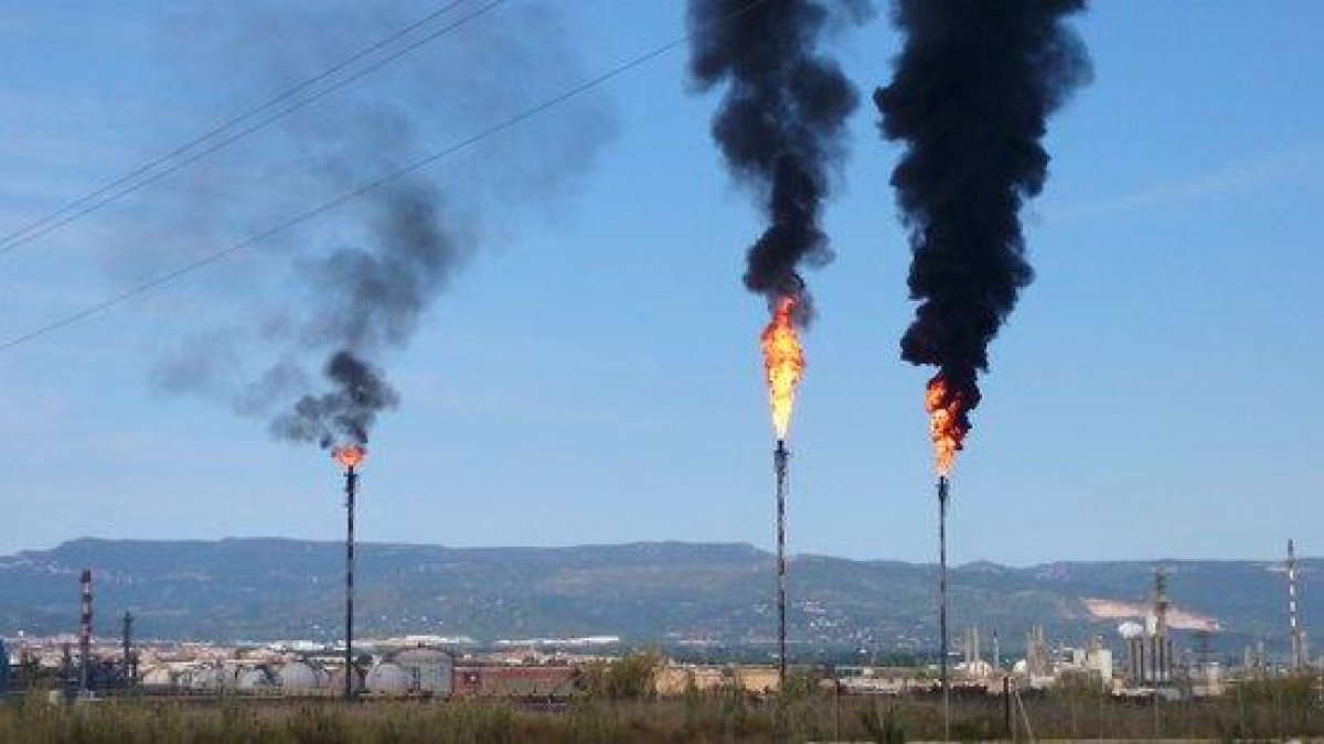 Las dos antorchas de Repsol i Dow a la izquierda con las densas columnas de humo negro visibles a muchos kilómetros, en el polígono Norte, el pasado 23 de mayo de 2016.