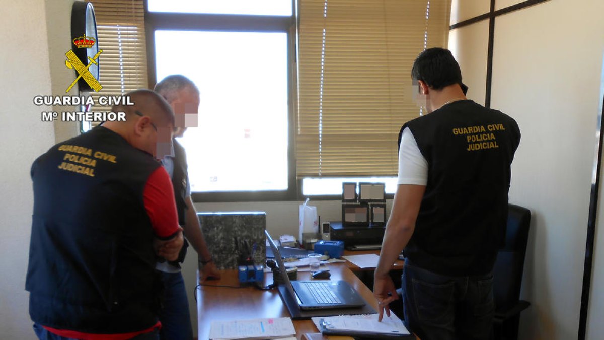 La Guàrdia Civil ha entrat i registrat la seu de l'organització delinqüencial, situada a Madrid.