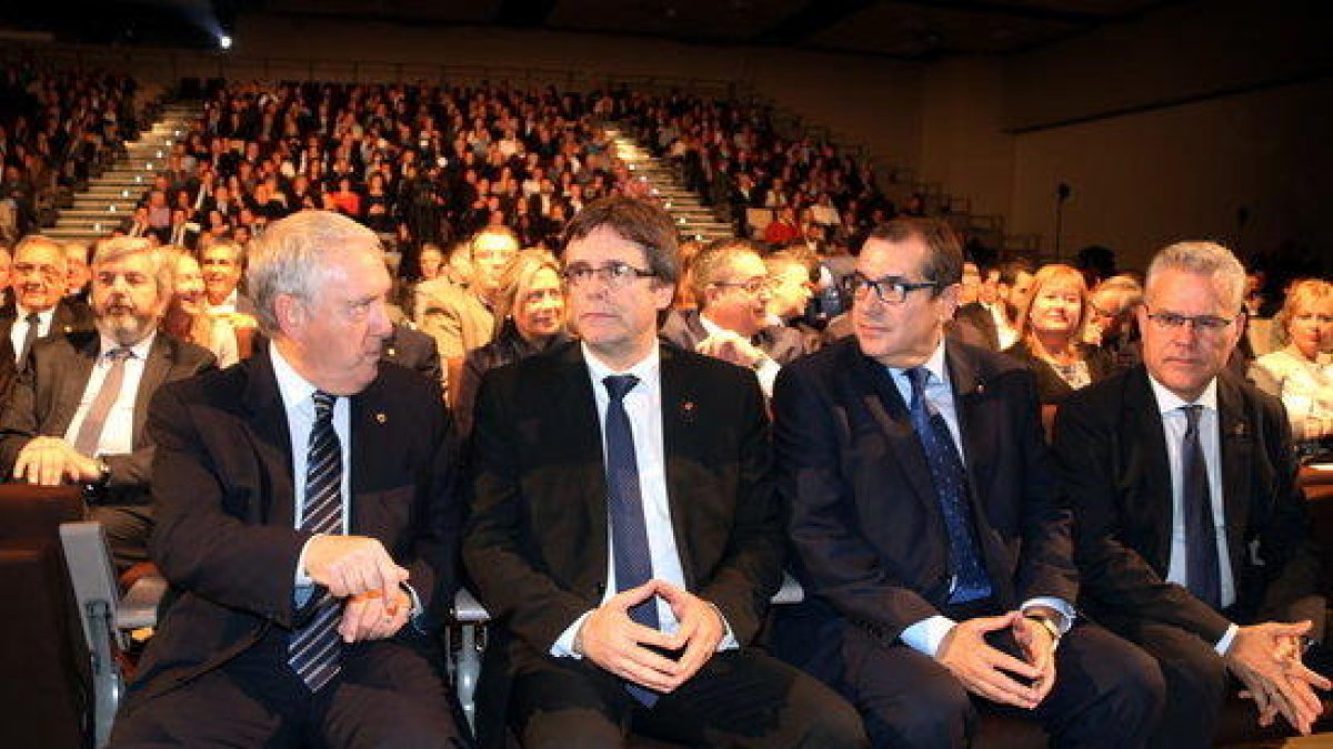 El presidente de la Generalitat, Carles Puigdemont, con el conseller Jordi Jané; el presidente de la Diputación, Josep Poblet, y el alcalde de Salou, Pere Granados, en el inicio de la 27ª NIT del Turisme.