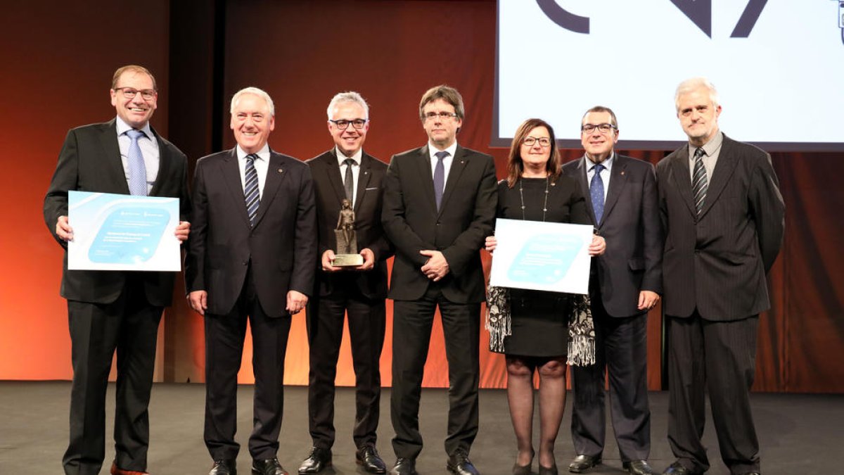 Els tres premiats a l'escenari amb el president de la Generalitat, Carles Puigdemont.