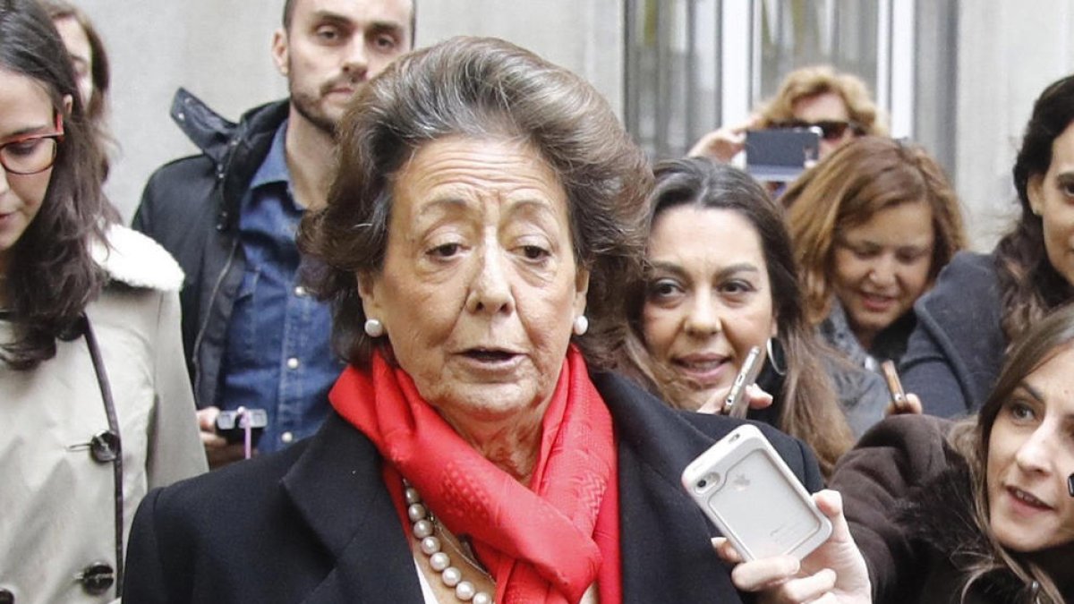 La senadora i alcaldesa de València Rita Barberá atenent als mitjans el passat 21 de novembre.