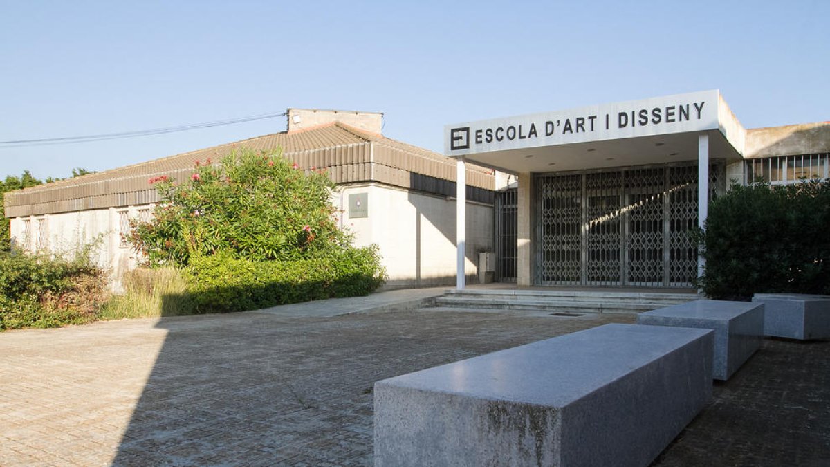 La façana de l'edifici que va acollir fins al febrer del 2015 l'Escola d'Art de la Diputació a Reus.