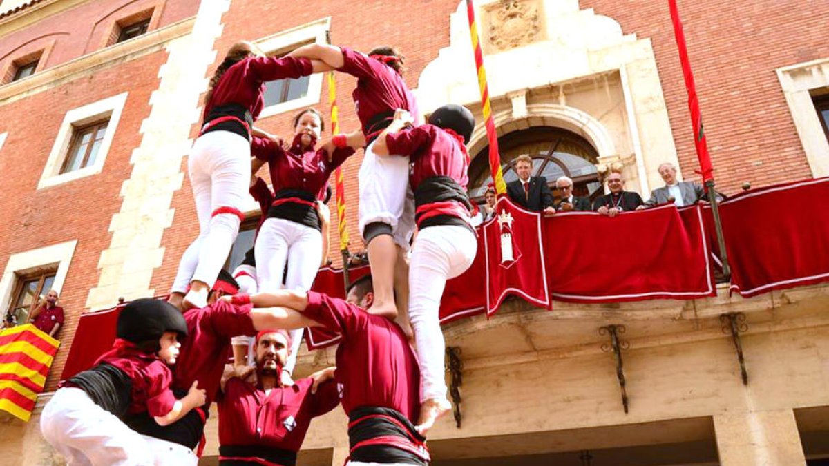 Els Castellers de Tortosa aixecant un castell en la Diada de la Cinta amb les autoritats mirant des del balcó de l'Ajuntament. Imatge del 4 de setembre de 2016 (horitzontal)