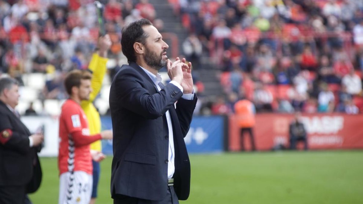 Vicente Moreno, a la banqueta del Nou Estadi.