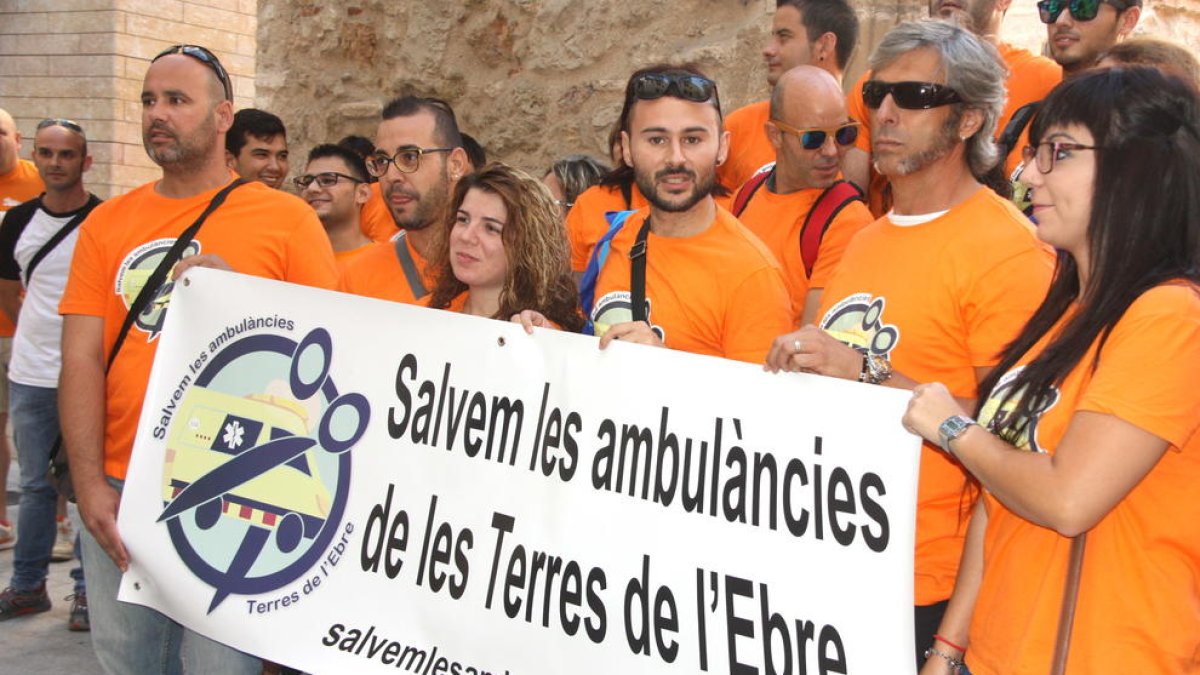 Trabajadores del transporte sanitario de las Terres de l'Ebre concentrados por la plataforma Salvem les Ambulàncies en la delegación del Gobierno en Tortosa.