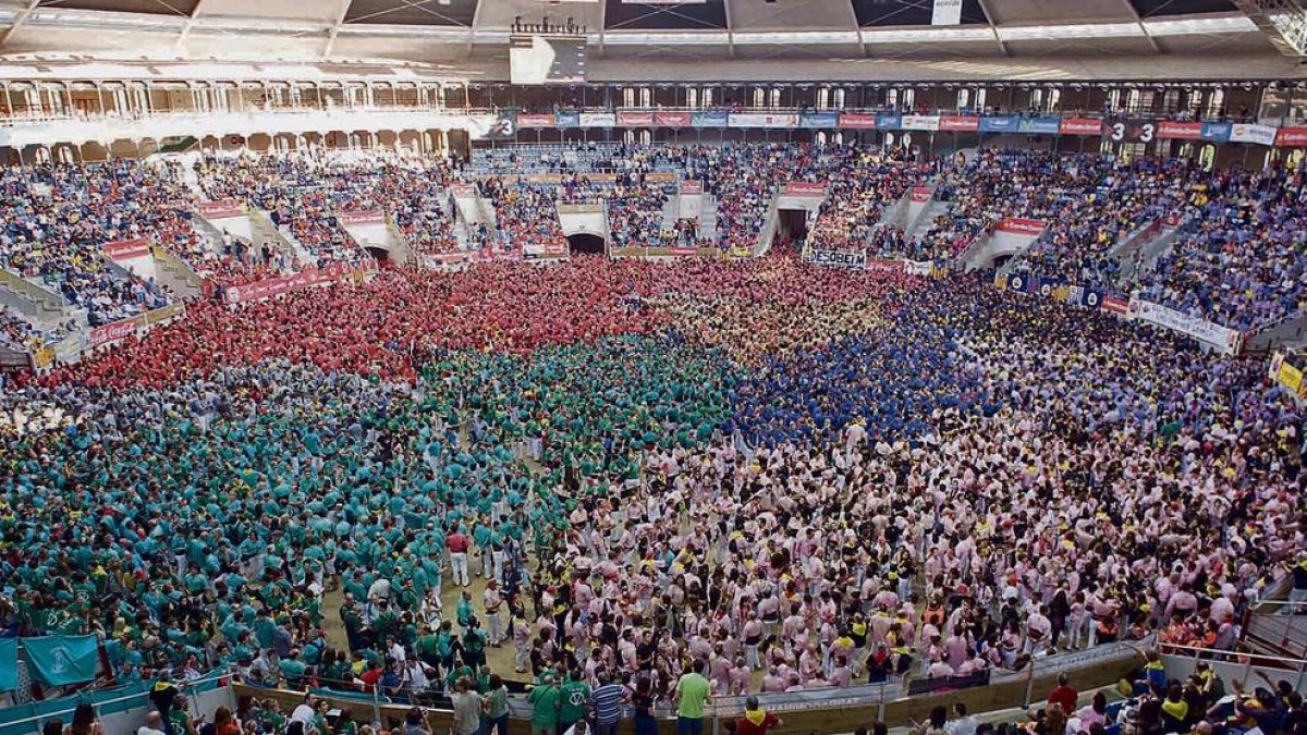 La festividad del domingo congrega a los doce mejores grupos del momento, que llenan de camisas la arena de la Tarraco Arena Plaça (TAP).