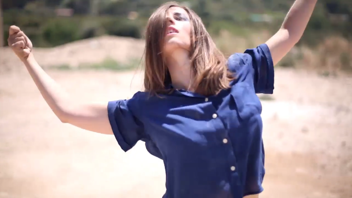 La videodansa està dirigida per la vallenca Marta Arjona.