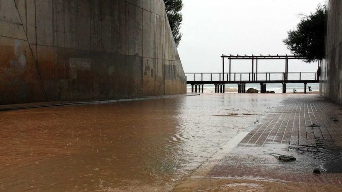 Imagen de archivo del acceso a la Arrabassada inundado por lluvias.