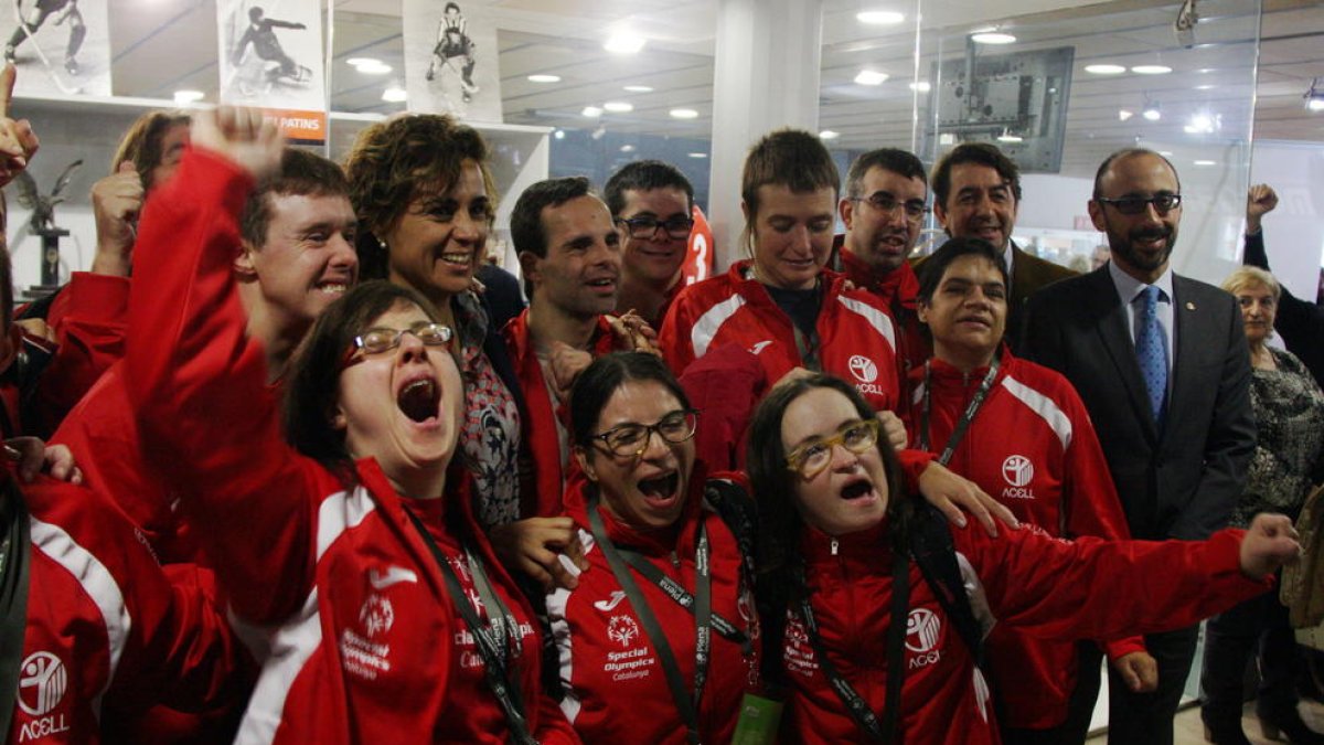 La ministra de Sanidad e Igualdad, Dolors Montserrat, rodeada de participantes del Special Olympics Reus de Cataluña.